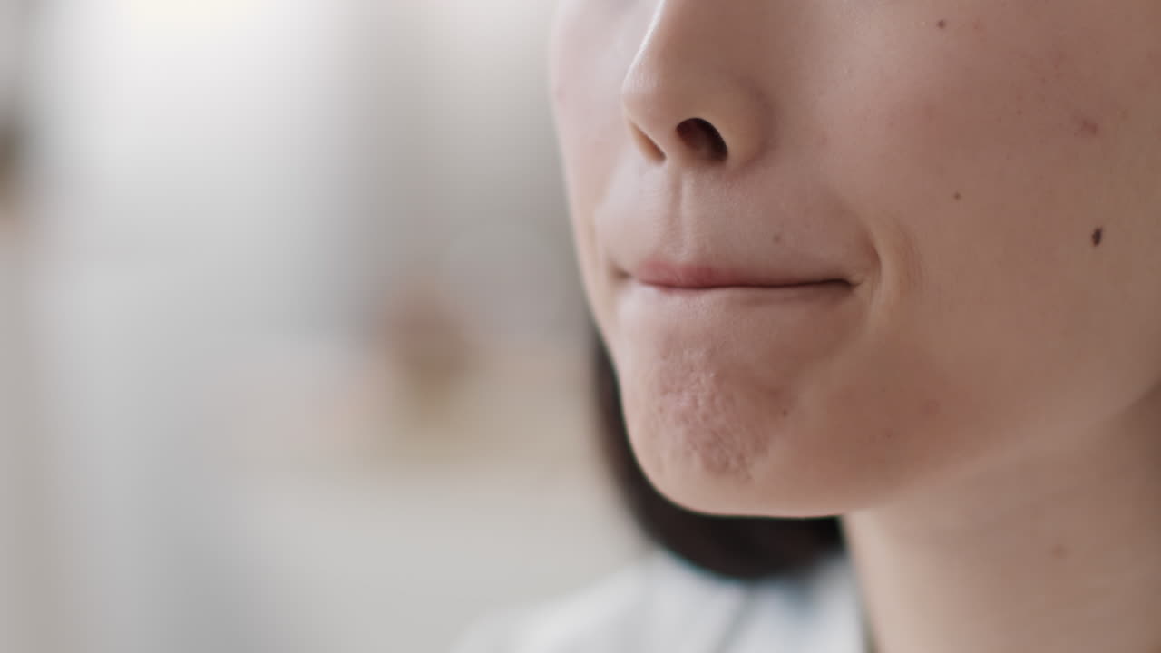 mujer aplicando lápiz labial