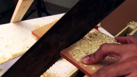 Carpintero-Trabajando-En-Artesanía-De-Madera-En-El-Taller