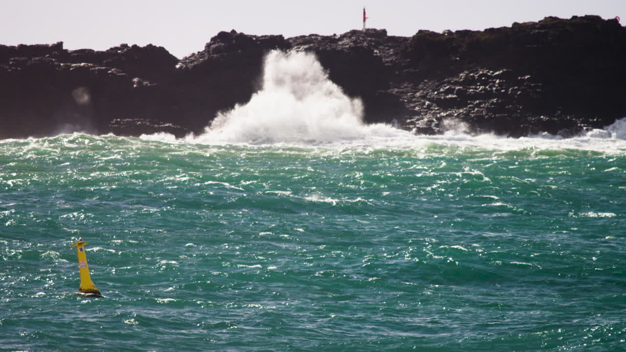 océano tormentoso en cámara lenta cerca de las rocas