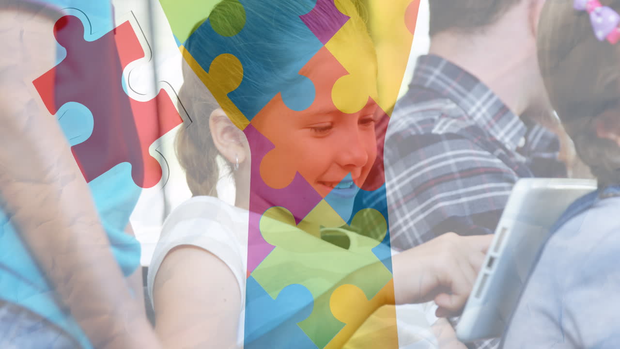 animación de piezas de rompecabezas y entrega de diversos escolares utilizando tableta