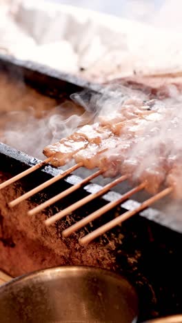 volviendo las manos la carne picada en una parrilla ahumada