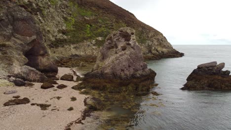 英國波斯溫海灘 (porth wen beach) 沿海的綠藻類的驚人岩石形成