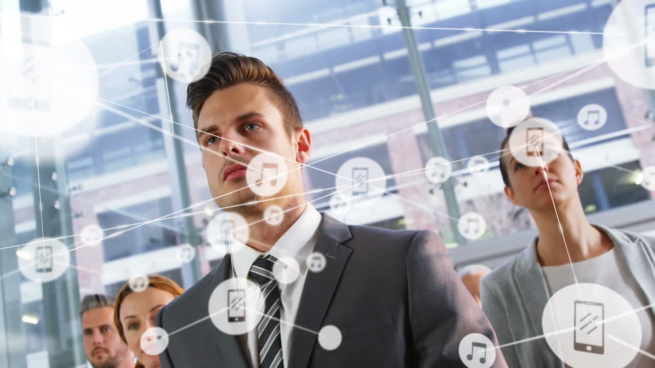 анимация подключенных икон с линиями над кавказскими бизнесменами, идущими по коридору