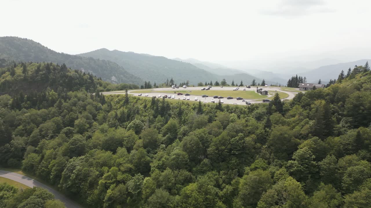 antena aérea de la montaña humeante: botón de roca de agua punto de vista panorámico de la cumbre en nc