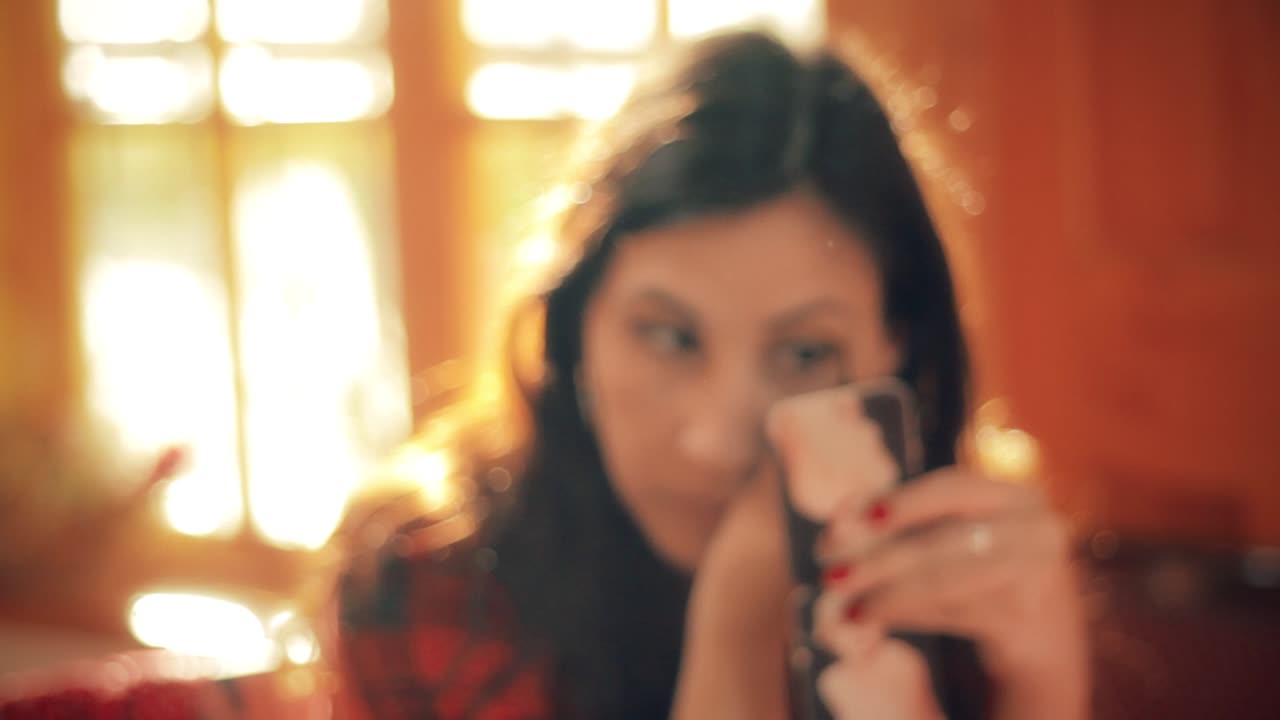 카메라가 돌리에 장착되어 있는 동안 그녀의 화장을 하고 있는 아름다운 칠레 여성