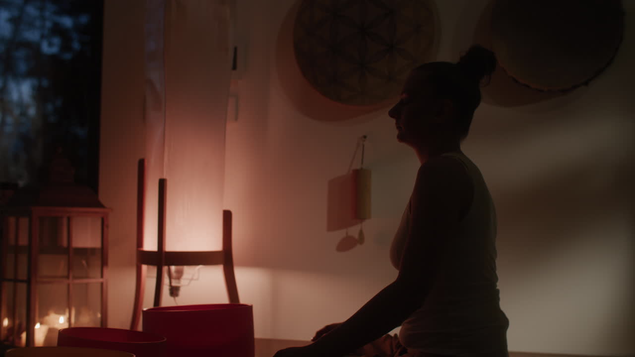 Donna che medita in una sessione di sound healing