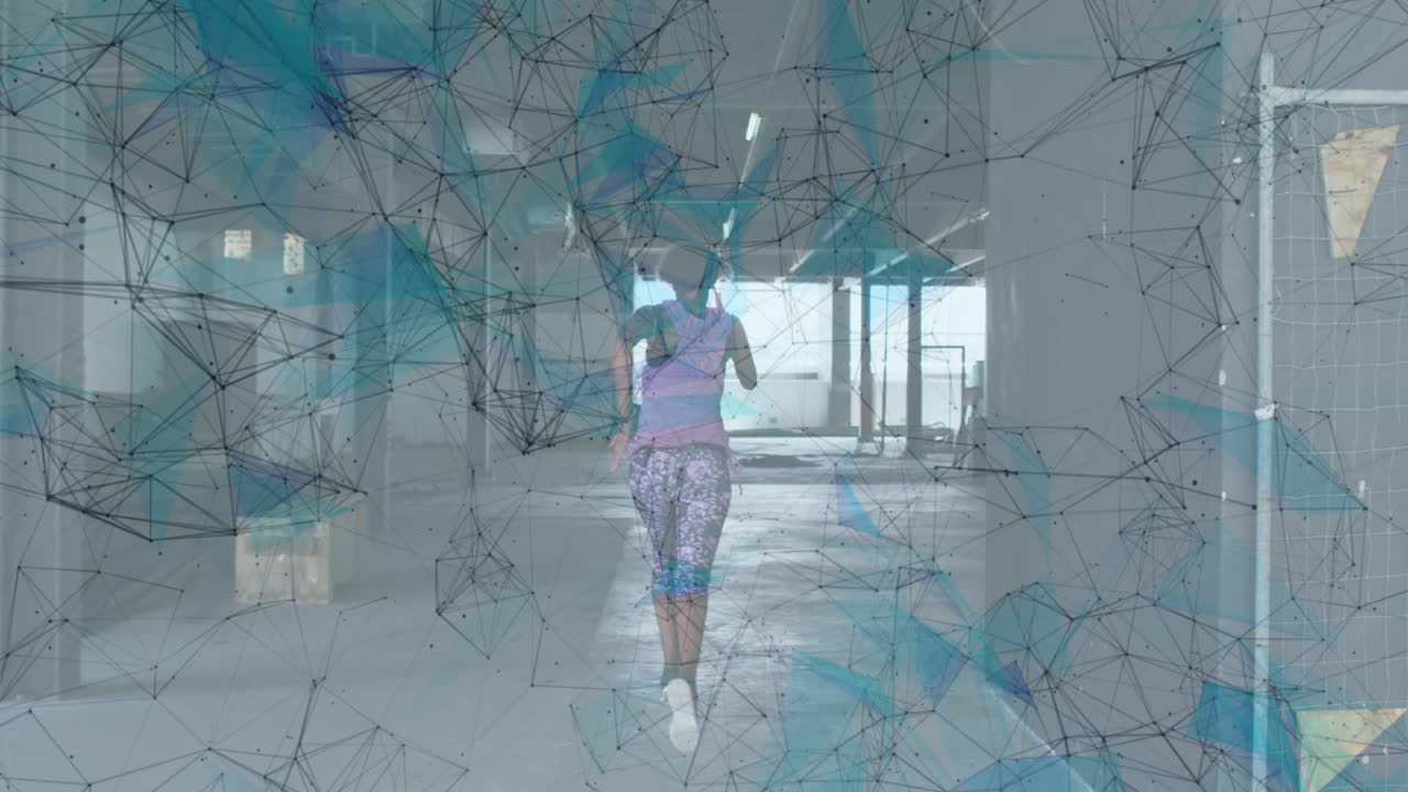 сеть соединений против заднего вида афроамериканской женщины бегает