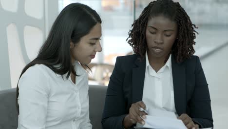 Mujeres-Empresarias-Trabajando-Con-Papeles