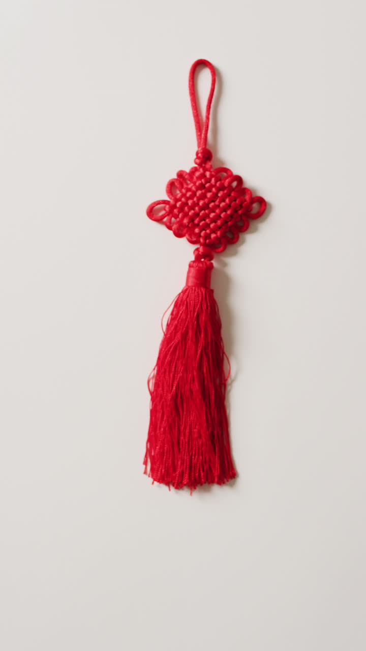 video vertical de primer plano de la decoración china en fondo blanco