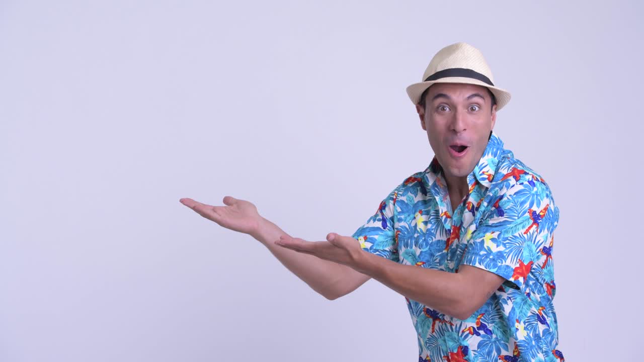 joven y guapo turista hispano listo para las vacaciones