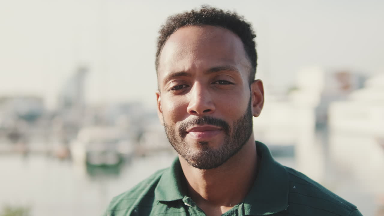 retrato de un hombre sonriente con barba