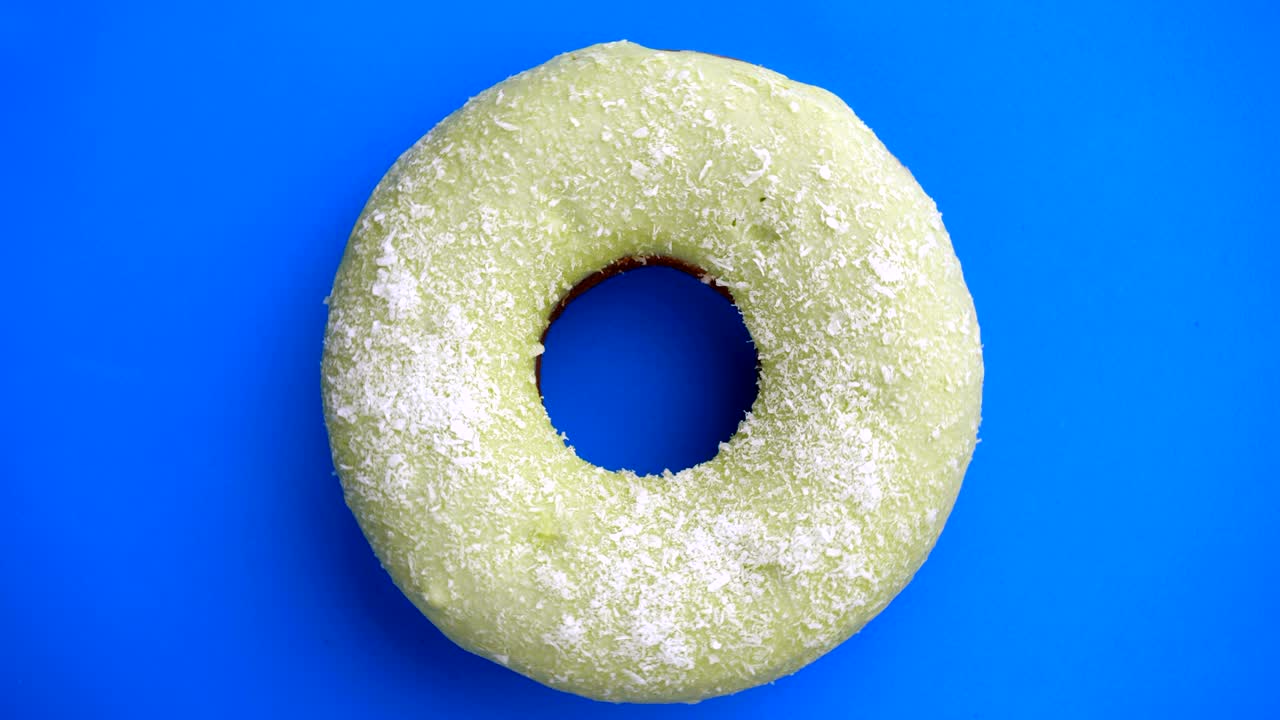 el donut glazado de primer plano.