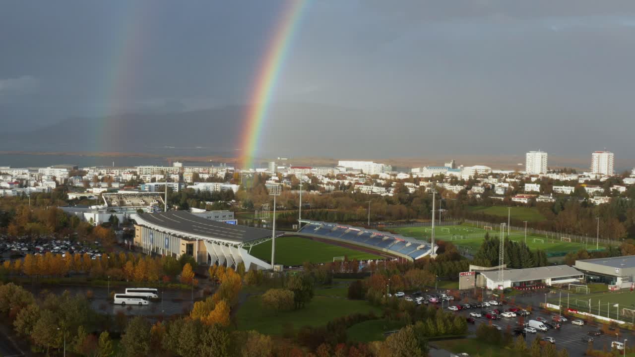 arco iris colorido en reykjavik en el estadio nacional de fútbol, antena