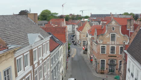 Brujas,-Bélgica-Calle-Vacía-Sin-Tráfico-Durante-El-Bloqueo-Pandémico-Del-Coronavirus-Covid19-Desde-La-Perspectiva-De-La-Grúa-Aérea