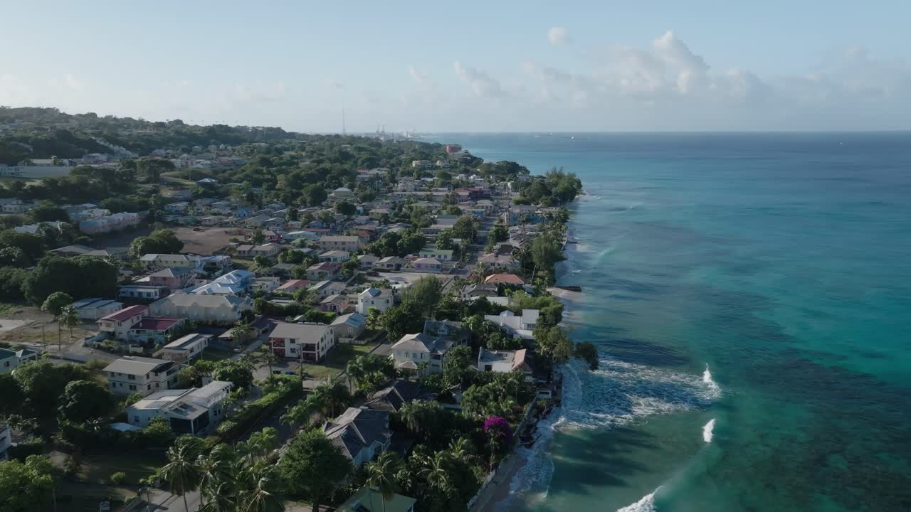 Metraje de Dron de la Costa Oeste de Barbados, Playas de Lujo y Azul Infinito 15.