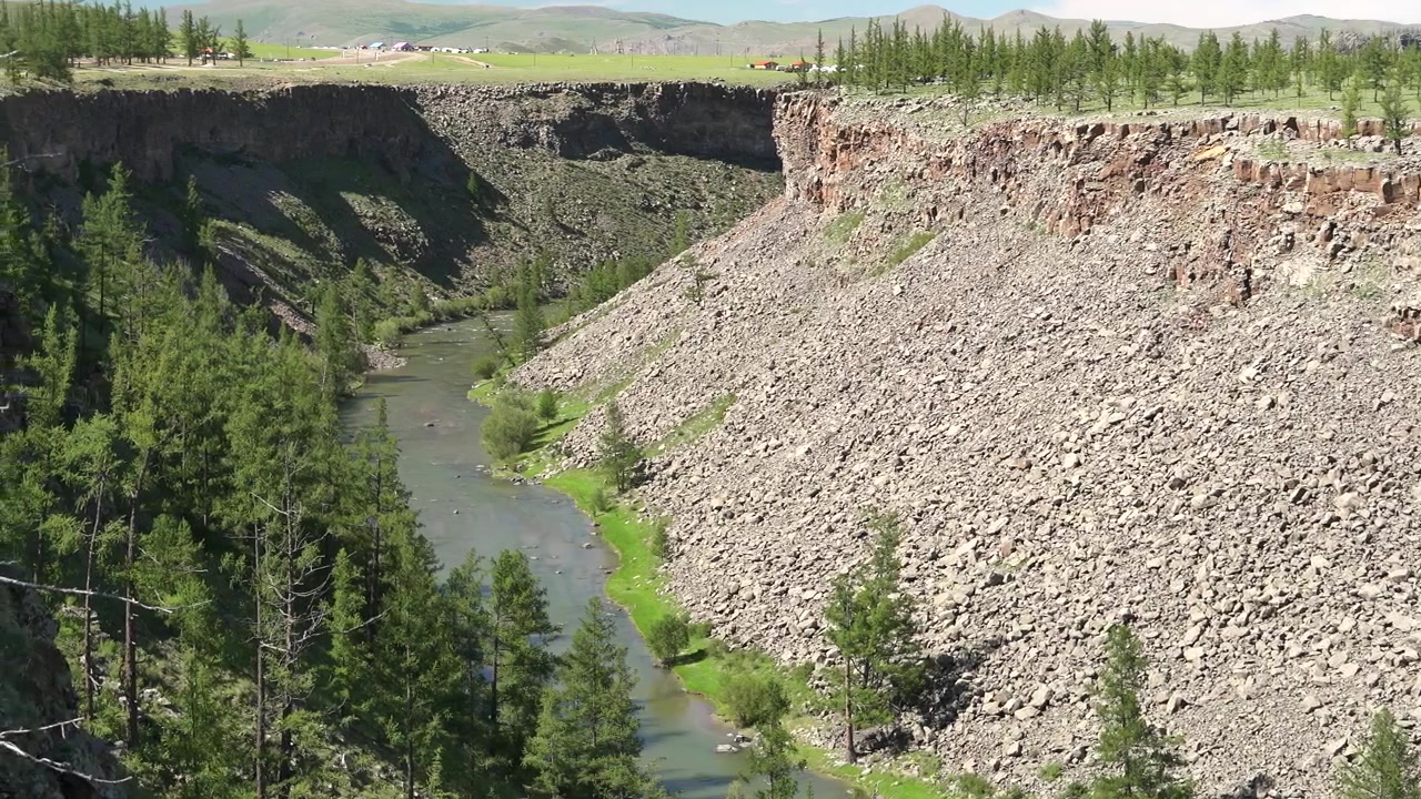 Maisemajoki virtaa kallioisen kanjonin läpi Mongoliassa