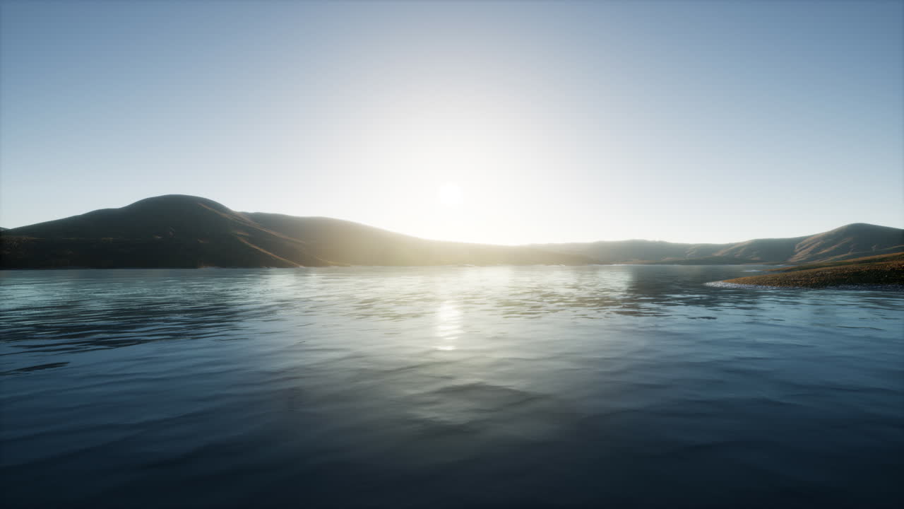 해가 지는 아름다운 평온한 호수