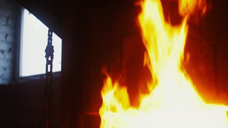 fuego ardiente en el horno