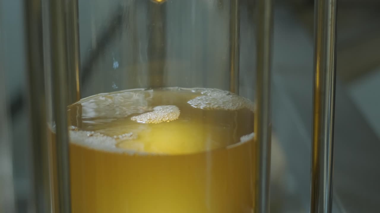 cervecería artesanal moderna. producción de cerveza artesanal. equipo moderno en la cervecería