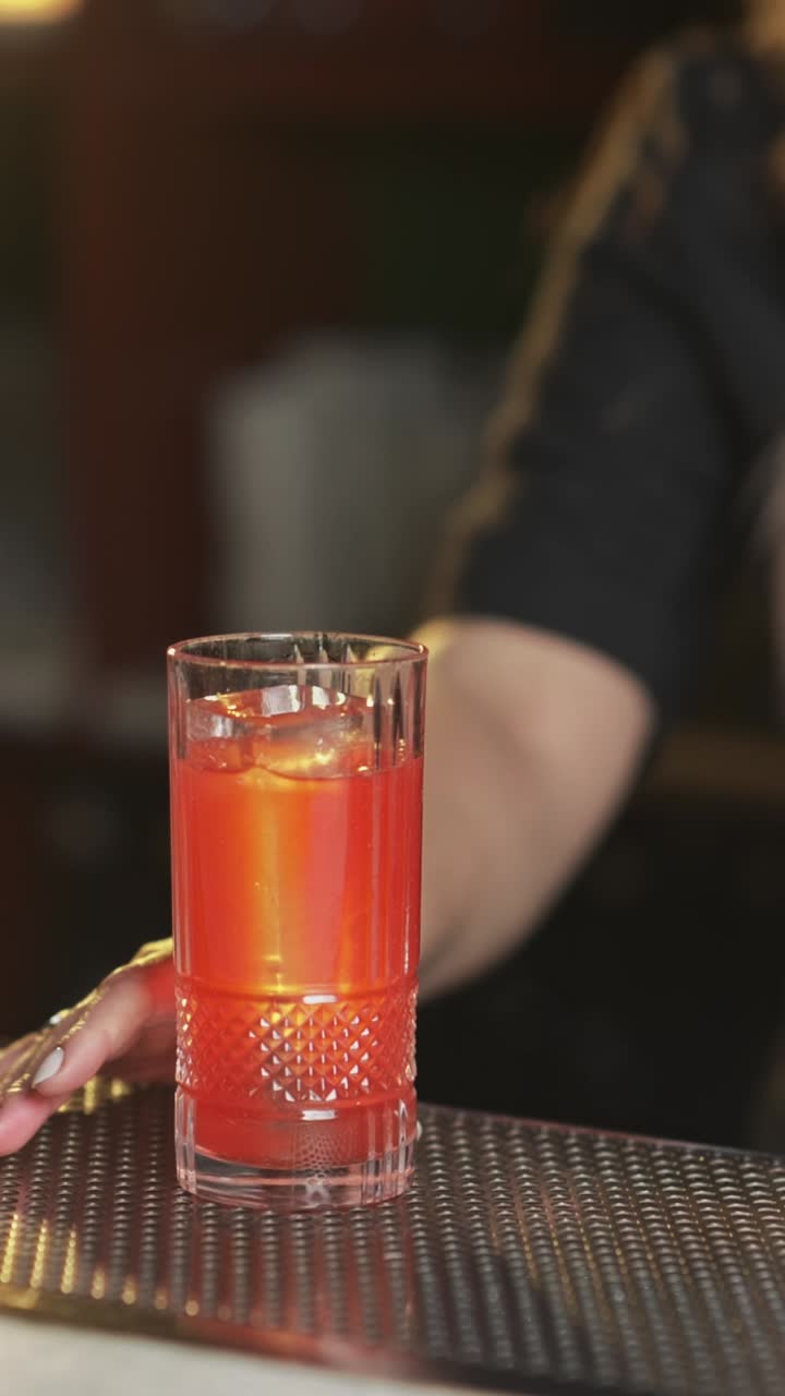 un cóctel, una bebida, un servicio perfecto.