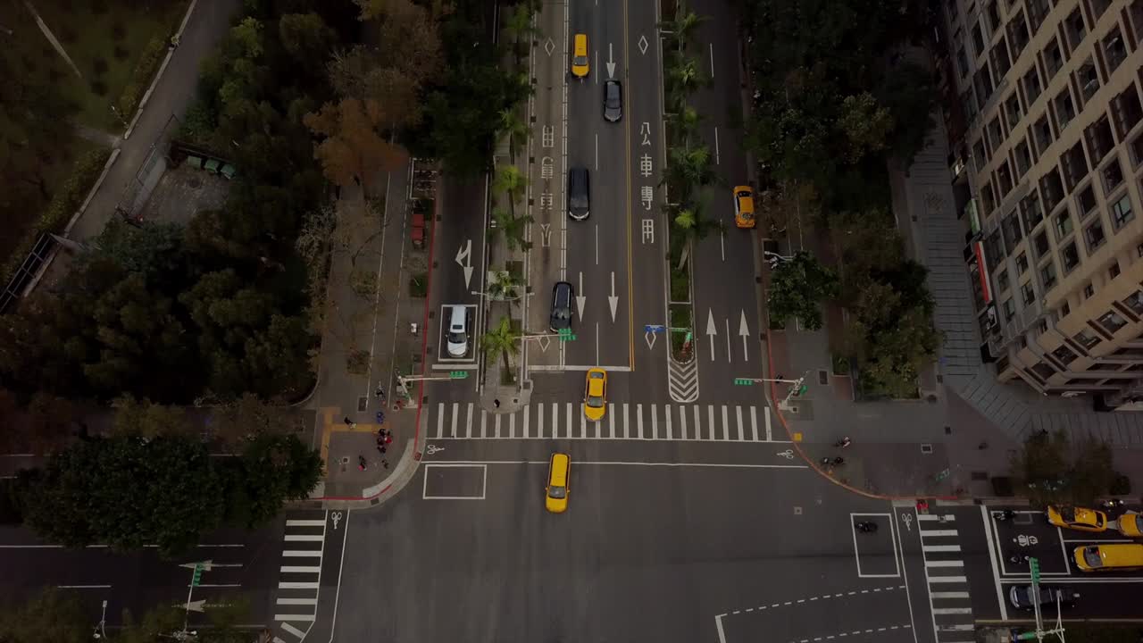 대만 타이베이 시내 중심의 지붕, 교통 거리, 교차로, 공중 내려다보기 4k