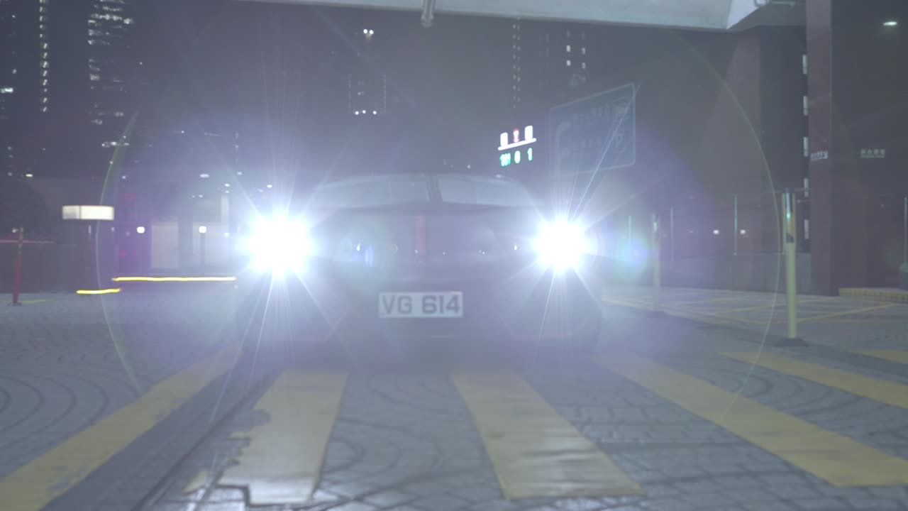 밤에 도시 주차장에서 어두운 람보르기니 아벤타도르