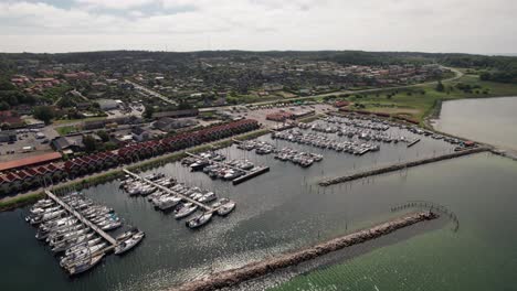 Hermoso-Puerto-En-La-Campiña-Danesa,-Lleno-De-Veleros,-Yates-Y-Barcos---Toma-Panorámica-Aérea