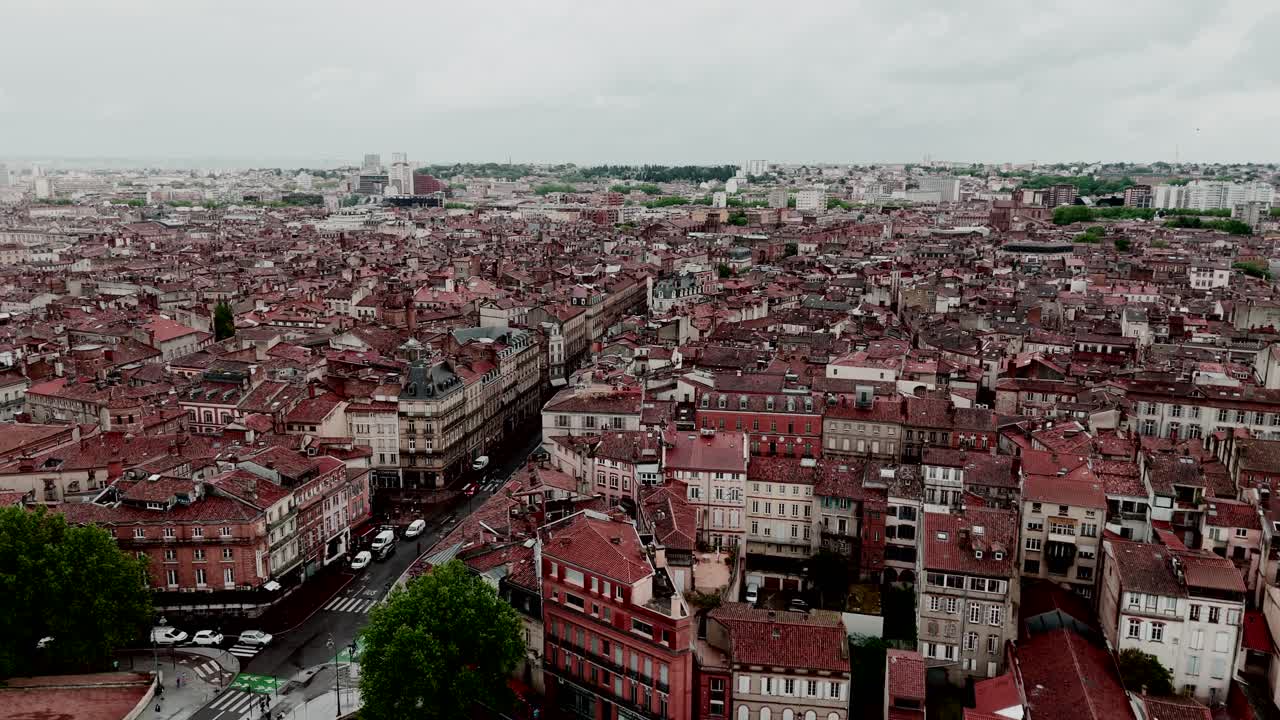 프랑스 루즈의 폰트 노프 (pont neuf) 와 역사적인 지붕의 넓은 공중 풍경