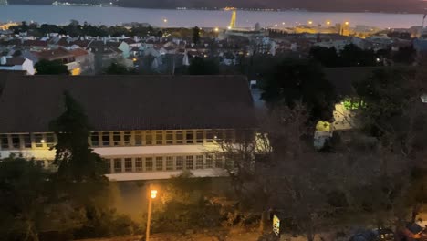 vista de la órbita aérea del tráfico nocturno en la ciudad de lisboa