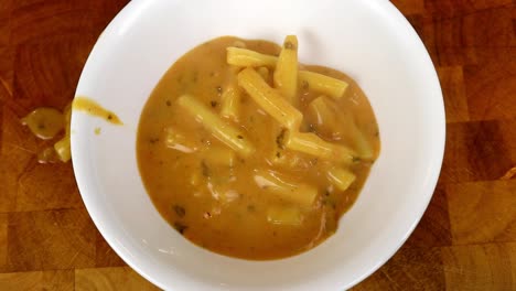 Sacar-La-Sopa-De-Frijoles-De-Mantequilla-En-Un-Tazón