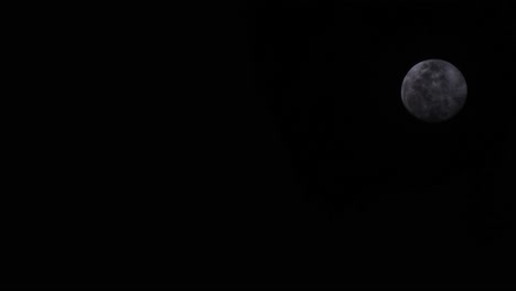Teleaufnahme-Des-Aufgehenden-Mondes-Mit-Dunklem-Hintergrund-Und-Wolken-Vor-Dem-Mond