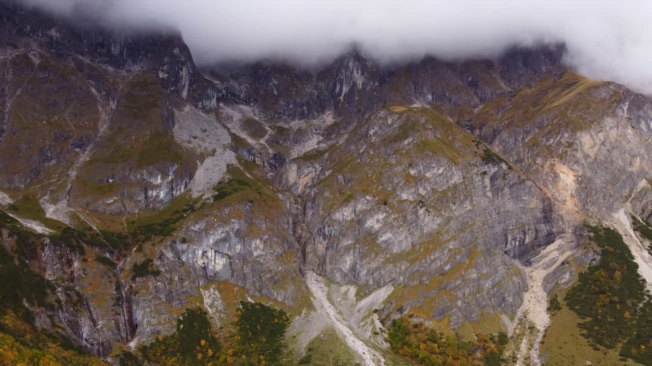 montañas hochkonig alpes austriacos en otoño temporada de otoño, vuelo aéreo hacia adelante