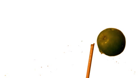 flecha disparando a través de la manzana verde sobre un fondo blanco