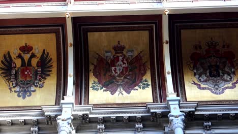 Primer-Plano-Del-Escudo-Español-Pintado-En-Medio-Del-Palacio-Da-Bolsa,-Porto