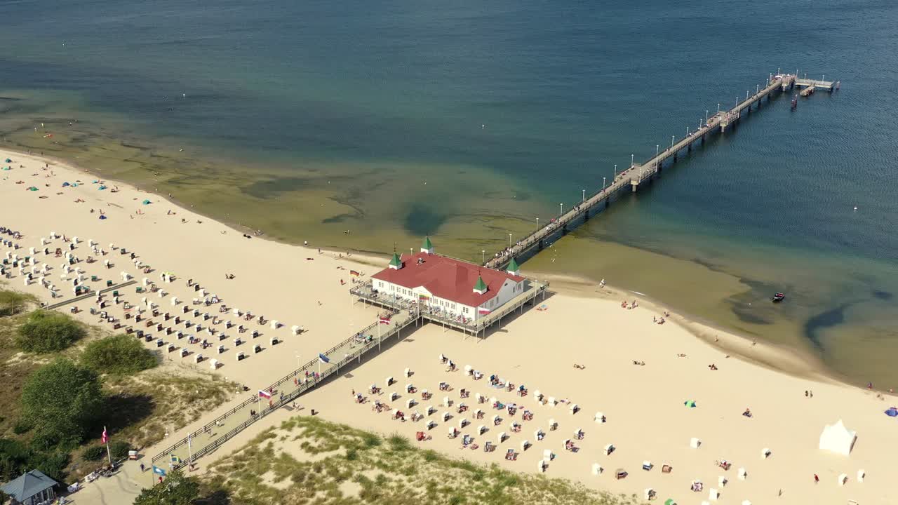 muelle de madera en el balneario costero