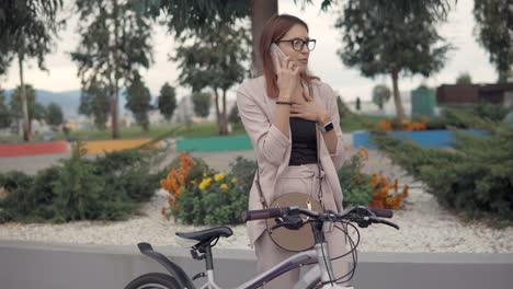 mujer de negocios en una llamada telefónica en un parque