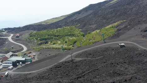 drone volando por encima y vieja erupción cerca del volcán etna en italia
