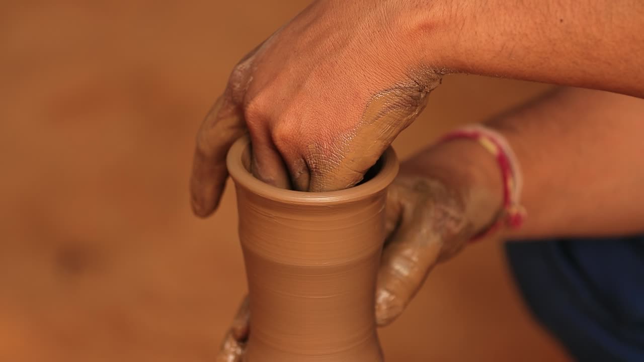 Potter al lavoro fa piatti di ceramica. India, Rajasthan.