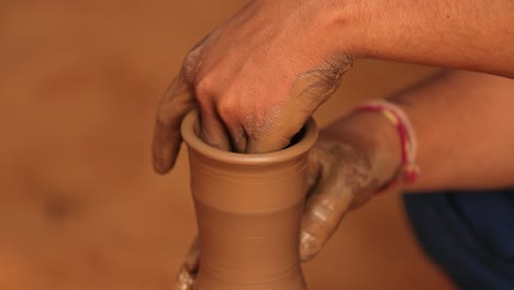 Töpfer-Stellt-Bei-Der-Arbeit-Keramikgeschirr-Her.-Indien,-Rajasthan.