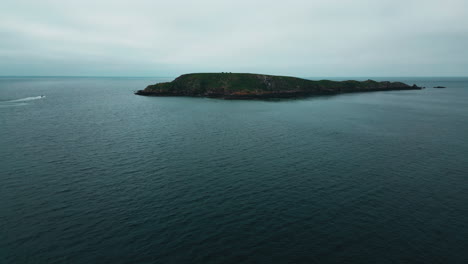 Abgelegene-Insel-In-Der-Normandie,-Frankreich