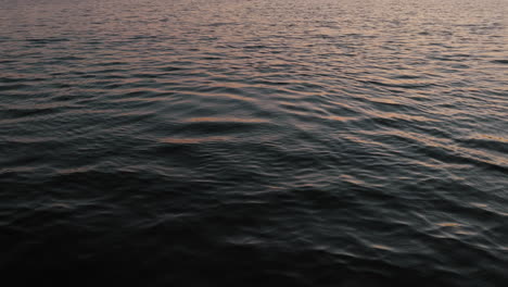 Vistas-Aéreas-De-Un-Lago-Al-Atardecer-En-Carolina-Del-Norte