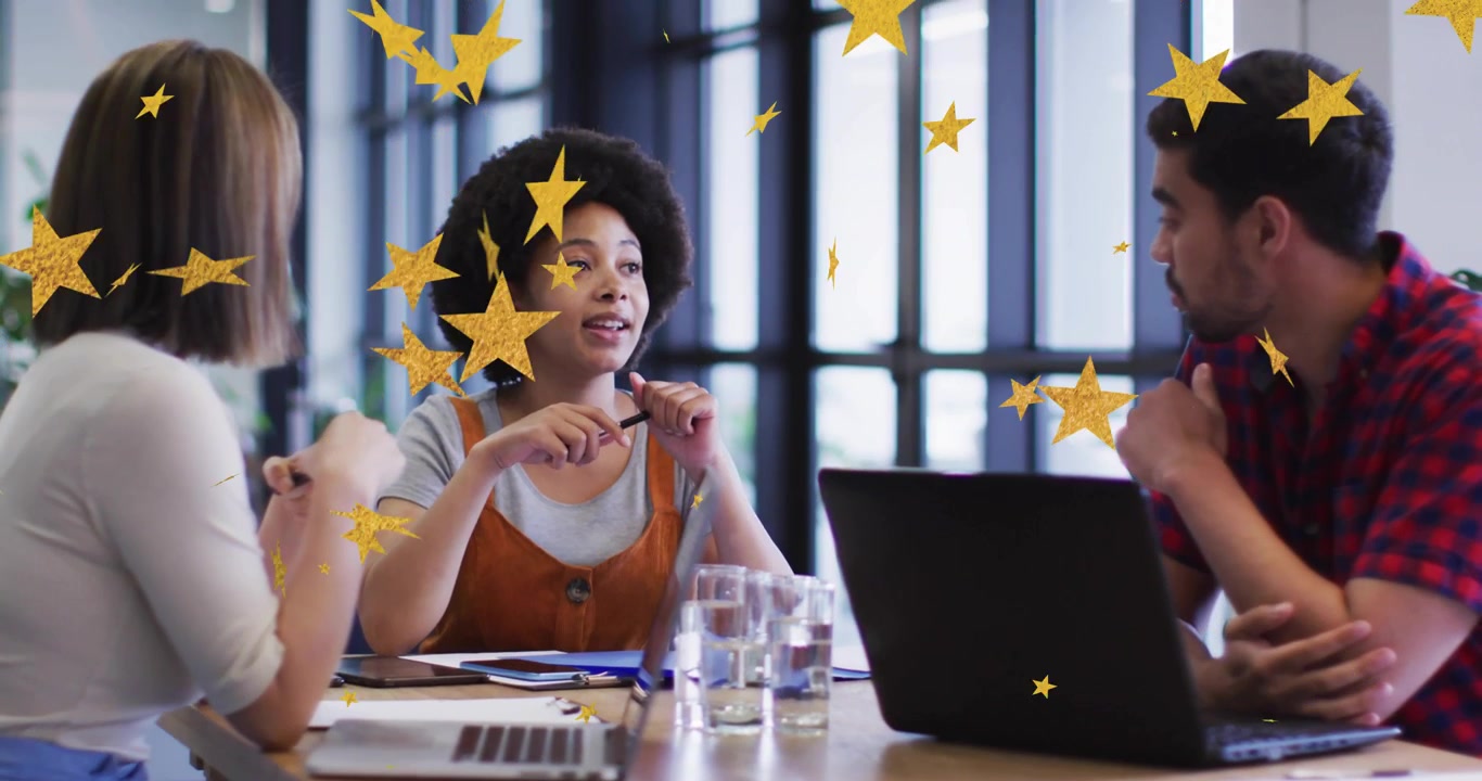 Team diversificato che collabora in una moderna riunione in ufficio