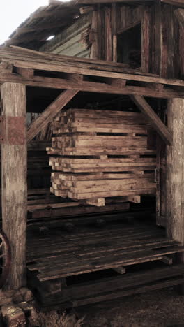pila de tablas de madera en un antiguo cobertizo rústico