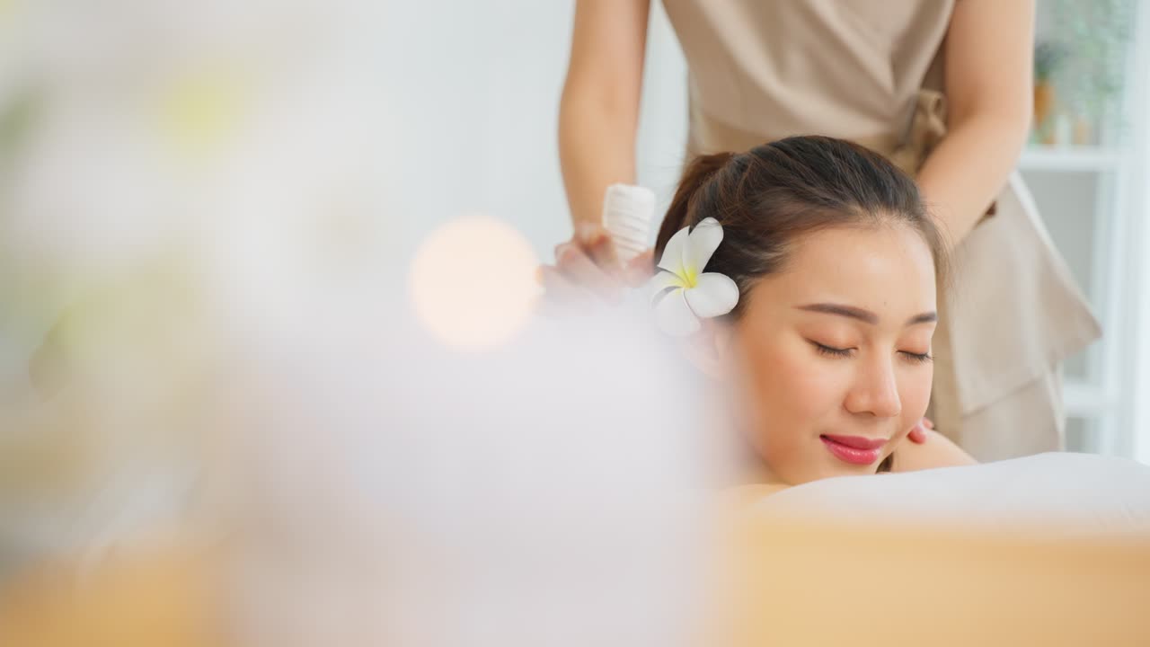 전통적인 태국 마사지를 받는 여자