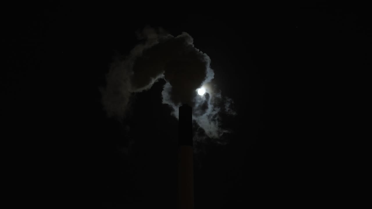 코펜하겐의 달빛이 비치는 밤 한가운데에 굴 ⁇ 이 연기와 이산화탄소를 대기권으로 배출합니다.