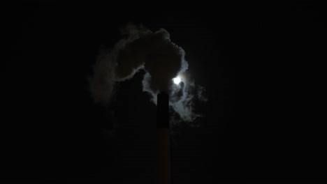 Una-Chimenea-Emite-Humo-Y-Co2-A-La-Atmósfera-En-Medio-De-La-Noche-Iluminada-Por-La-Luna-En-Copenhague