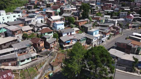 Disparo-De-Dron-Giratorio-Lento-Hacia-Arriba-Que-Revela-Un-Pequeño-Barrio-Marginal-Brasileño