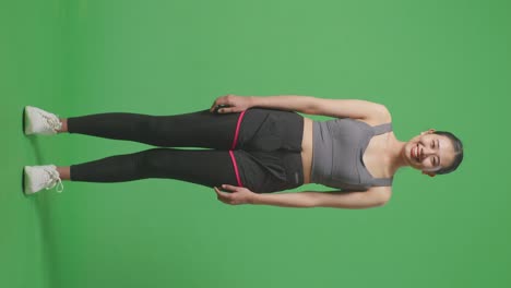 mujer en ropa de activiedad en pantalla verde
