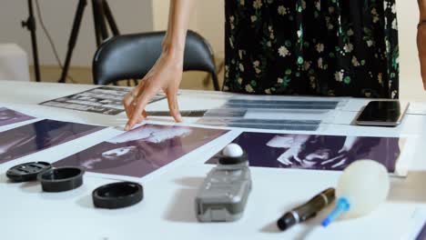 fotógrafa de pie en el escritorio 4k