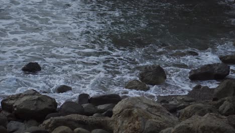 沉默的波浪撞到大岩石上